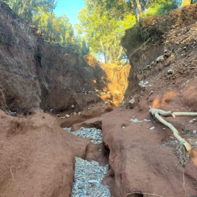 Κρήτη: Οι μεγάλες ποσότητες νερού δημιούργησαν ένα μικρό φαράγγι