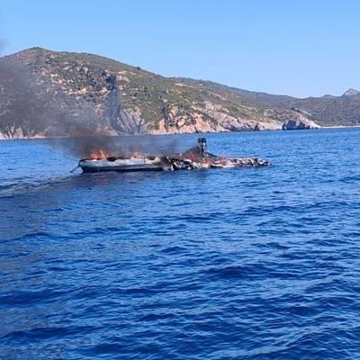 Μυτιλήνη: Ιστιοπλοϊκό βυθίστηκε από φωτιά - Με εγκαύματα απομακρύνθηκε Γερμανός επιβαίνων