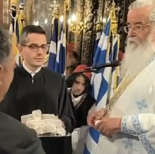Μητροπολίτης Κοζάνης στο Δήμαρχο την ώρα του αντίδωρου: «Εσύ ποιος είσαι;» - Βίντεο