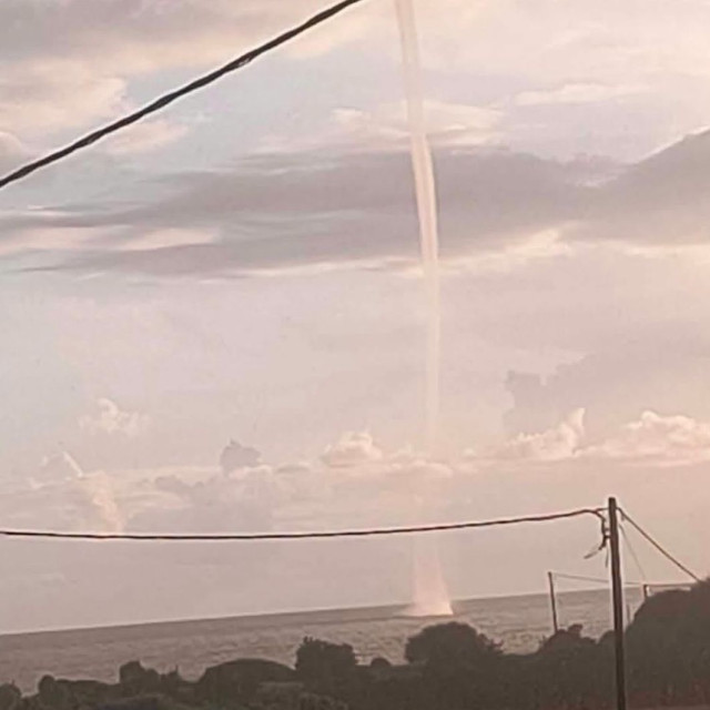Κακοκαιρία: Σφοδρή καταιγίδα στην Καλαμάτα , υδροστρόβιλος στον Πύργο, χαλάζι στο Πήλιο