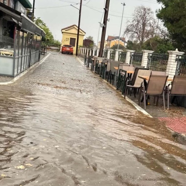 Κακοκαιρία: Σφοδρή βροχόπτωση με χαλάζι στον Βόλο – Ποτάμια οι δρόμοι - Βίντεο