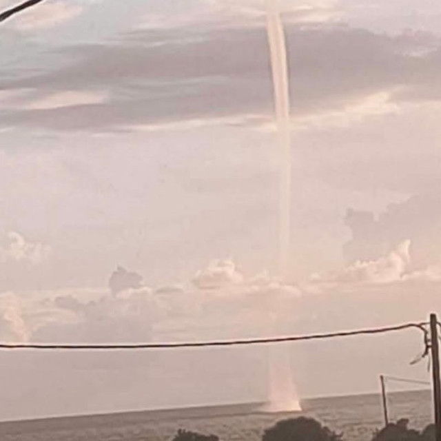 Κακοκαιρία: Σφοδρή καταιγίδα στην Καλαμάτα , υδροστρόβιλος στον Πύργο, καταστροφική χαλαζόπτωση στο Πήλιο - Βίντεο