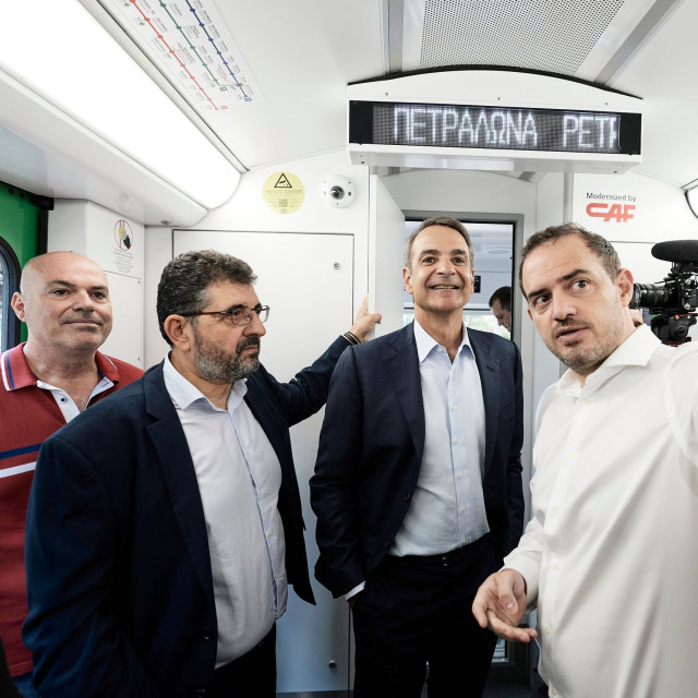 Μητσοτάκης: Η βόλτα του με τον πρώτο ανακατασκευασμένο συρμό του ΗΣΑΠ – Βίντεο και φωτογραφίες