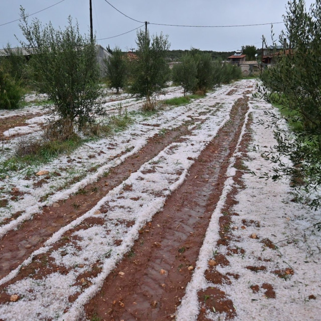 Πλημμύρες, κατολισθήσεις και χαλάζι σε πολλές περιοχές – Πού εντοπίστηκαν τα μεγαλύτερα προβλήματα – Με άστατο καιρό η Δευτέρα – Από Τρίτη καταιγίδες και αισθητή πτώση της θερμοκρασίας