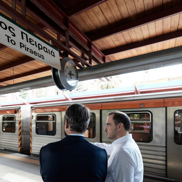 Δείτε βίντεο και φωτογραφίες: Η βόλτα του Μητσοτάκη με τον πρώτο ανακατασκευασμένο συρμό του ΗΣΑΠ – «Βασική προτεραιότητα η αναβάθμιση των ΜΜΜ»