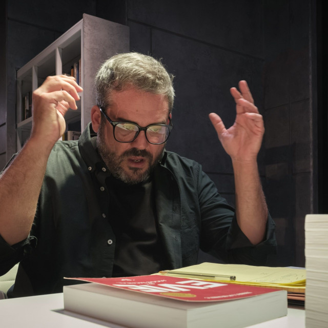 «McNeal»: Ο Πυγμαλίων Δαδακαρίδης αντιμέτωπος με την Τεχνητή Νοημοσύνη στη σκηνή του Νέου Ακάδημου