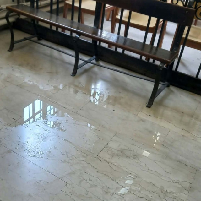Κακοκαιρία: Δικαστήρια σε Ρόδο και Βόλο πλημμύρισαν - Σοβαρά προβλήματα στους δρόμους