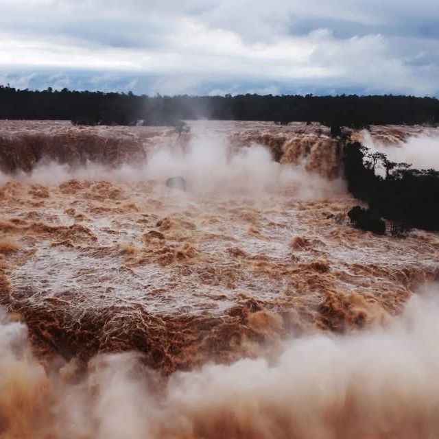 To super El Nino είναι εδώ: Πλημμύρισαν οι καταρράκτες του Ιγκουασού στην Αργεντινή