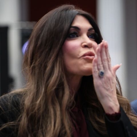 Axios: Οι τρεις λόγοι για τους οποίους ο Τραμπ απέλυσε την Κίμπερλι Γκίλφοϊλ