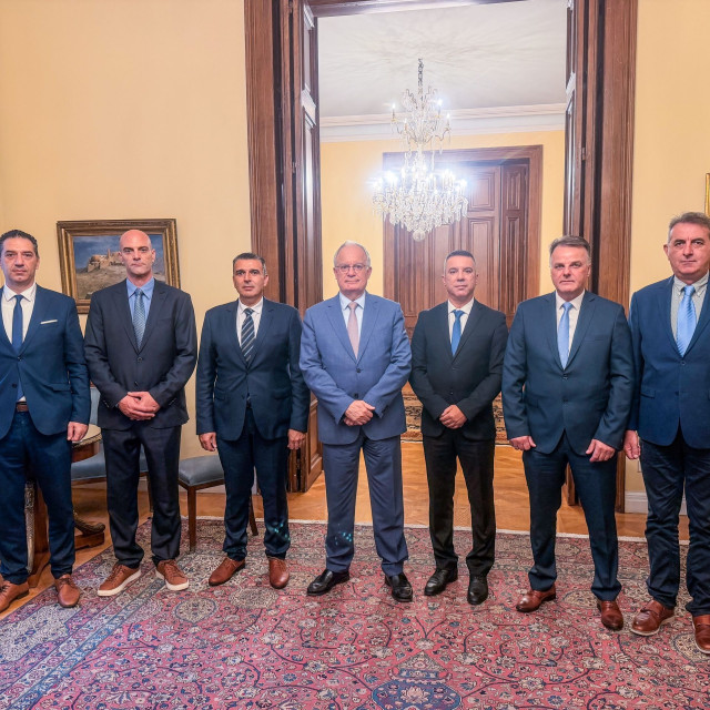 Τασούλας: Συνάντηση με αντιπροσωπεία του Πανελλήνιου Πυροσβεστικού Σώματος στο Προεδρικό Μέγαρο