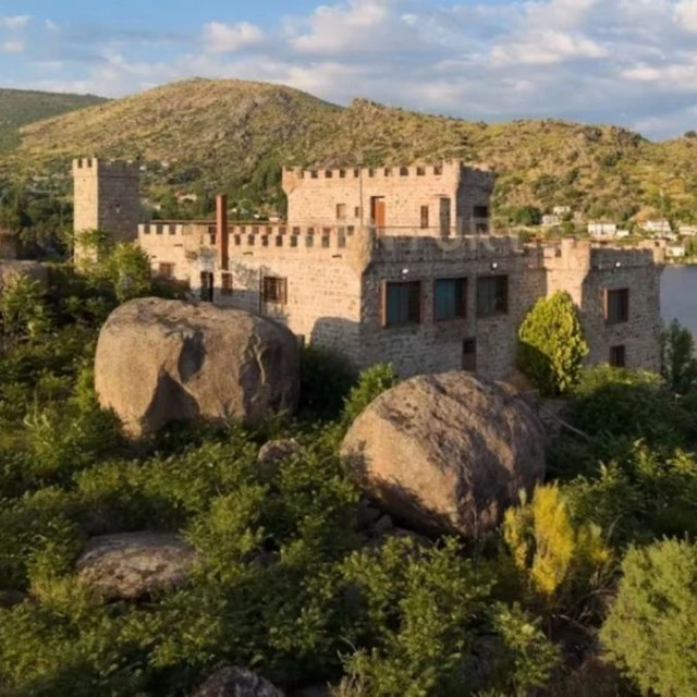 Πωλείται ολόκληρο νησί στην Ισπανία με κάστρο του 1923, 11 υπνοδωμάτια και ηλιακά πάνελ