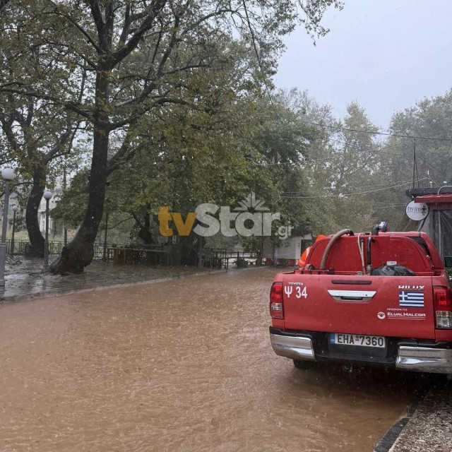 Κακοκαιρία στην Εύβοια: Νέο μήνυμα του 112 για εκκένωση κατοίκων από τα Ψαχνά - Υπερχείλισε ποταμός