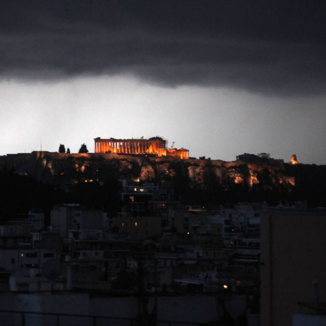 Στο έλεος της κακοκαιρίας η χώρα – Πού υπάρχουν προβλήματα – Ποια σχολεία θα παραμείνουν κλειστά
