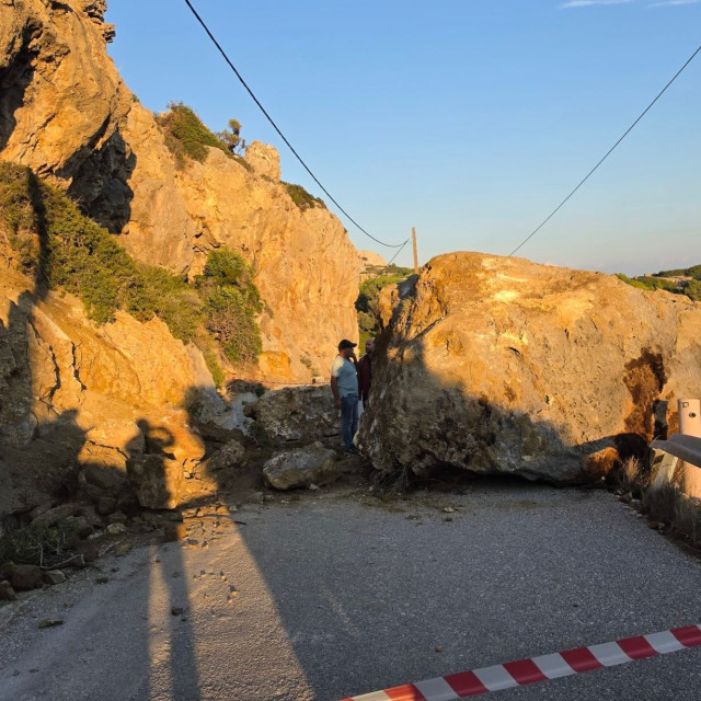 Ρόδος: Αποκλεισμένοι 250 άνθρωποι στην παραλία «Άντονι Κουίν» μετά από πτώση βράχου