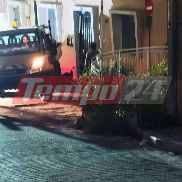 Πάτρα: Πανικός με φορτηγό που λύθηκε το χειρόφρενο - Από τύχη γλύτωσε γυναίκα