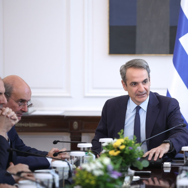 Πώς οι δημοσκοπήσεις που έχει το Μαξίμου, οδηγούν σε αναθεώρηση της εκλογικής τακτικής