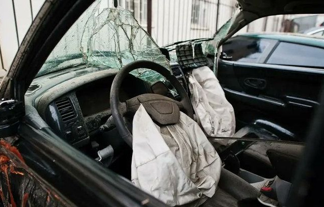 Το έντονο πάθος στο αυτοκίνητο κατέληξε σε θανατηφόρο τροχαίο: Την εγκατέλειψε γυμνή στα συντρίμμια