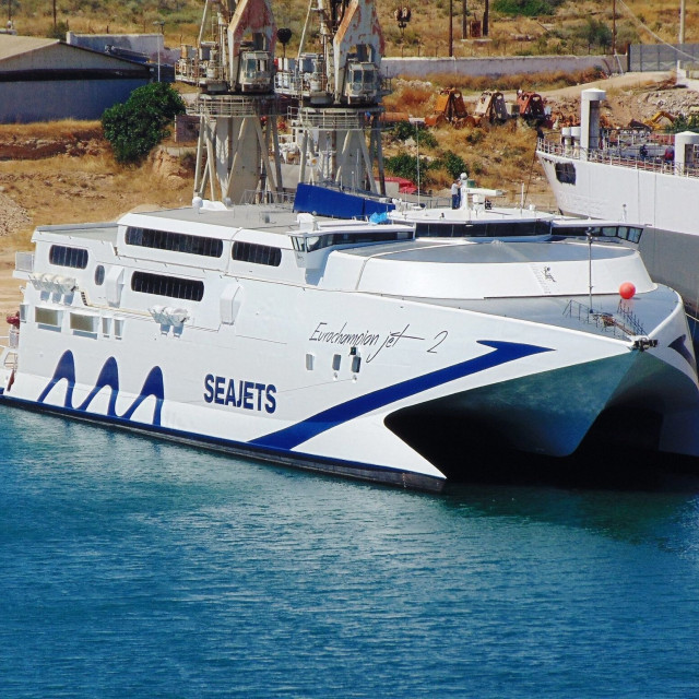 Φωτιά σε όχημα που βρισκόταν σε γκαράζ πλοίου