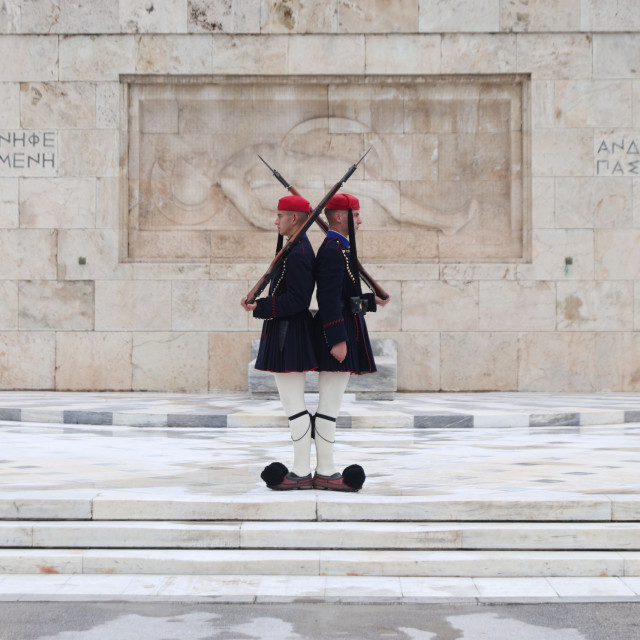 Αλλάζει πρόσωπο ο Άγνωστος Στρατιώτης: Μάρμαρο αντί για άσφαλτο μπροστά από το μνημείο