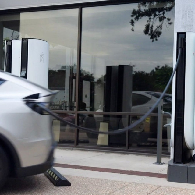 Tesla: Μπορείς πλέον να φύγεις από Supercharger χωρίς να βγάλεις το καλώδιο