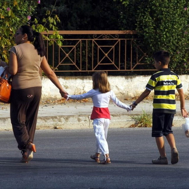 Τι αλλάζει στη γονική άδεια και ποια δικαιώματα κερδίζουν οι εργαζόμενοι γονείς
