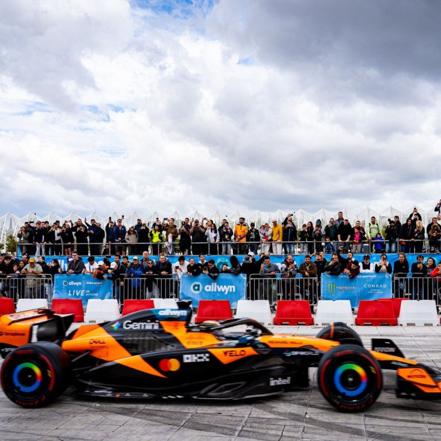 Τα πιο δυνατά καρέ του showrun με τη McLaren MCL60 και τη McLaren MP4/6 του Ayrton Senna