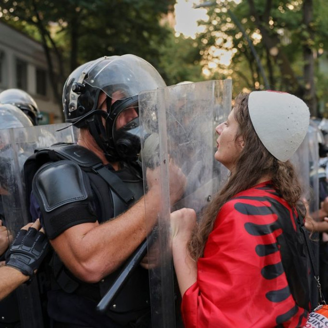 Πεδίο μάχης τα Τίρανα: Τέταρτη μέρα εξέγερσης των φοιτητών, ζητούν παραίτηση Ράμα