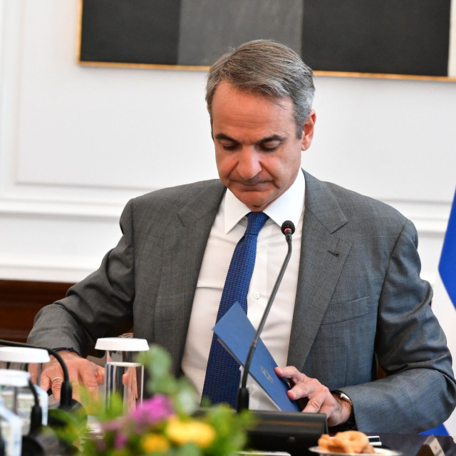 Πώς οι δημοσκοπήσεις που έχει το Μαξίμου, οδηγούν σε αναθεώρηση της εκλογικής τακτικής