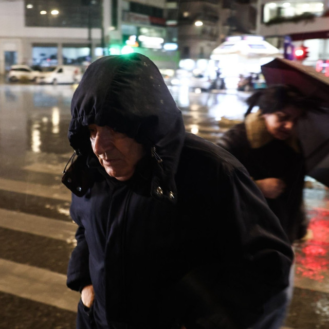 Ισχυρή καταιγίδα πλήττει αυτή την ώρα την Αττική - Πού θα βρέξει τις επόμενες ώρες