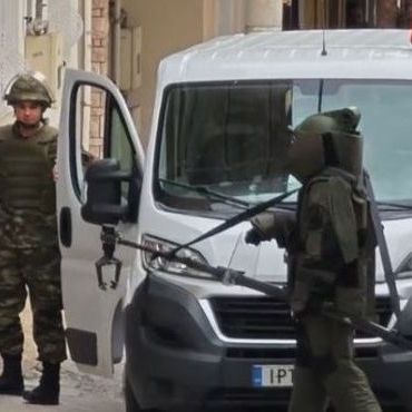 Συναγερμός στη Νίκαια: Εντοπίστηκαν χειροβομβίδες και όπλο σε δώμα ταράτσας, επί τόπου το ΤΕΝΞ