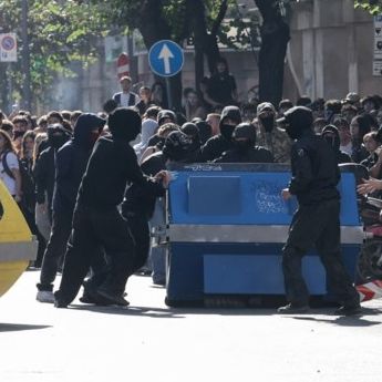 Στις φλόγες και το Μιλάνο: Βίαια επεισόδια σε διαδηλώσεις κατά της ακρίβειας - Δείτε LIVE
