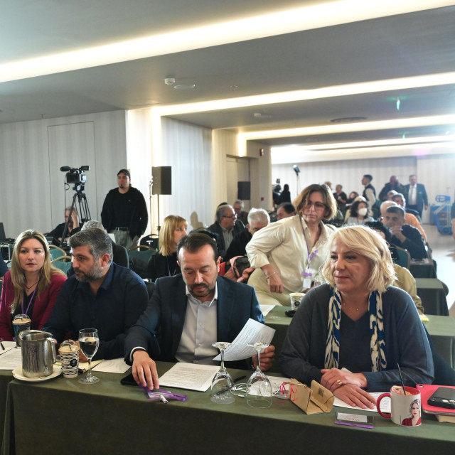 ΚΕ ΣΥΡΙΖΑ: Συνέδριο και εκλογή νέου προέδρου προτείνει ο Πολάκης - Σε εξέλιξη η ψηφοφορία