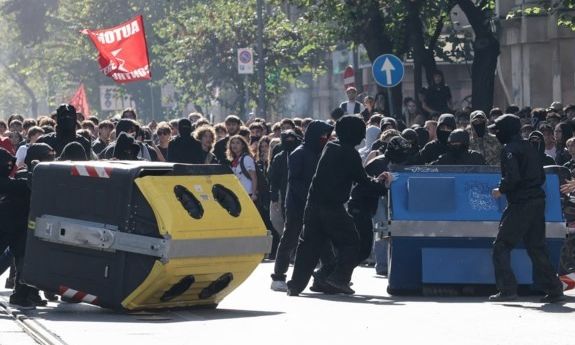 Στις φλόγες και το Μιλάνο: Βίαια επεισόδια σε διαδηλώσεις κατά της ακρίβειας - Δείτε LIVE