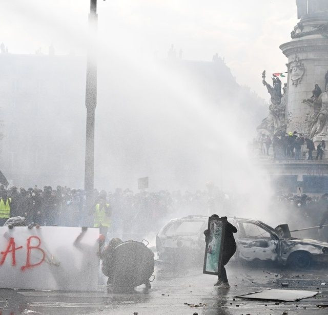«Φλέγεται» η Γαλλία: Μισό εκατ. στους δρόμους - Διαδηλωτής έχασε το χέρι του - Πυρπόλησαν κτίριο - Εισέβαλαν σε δημαρχεία - Βίντεο από βανδαλισμούς