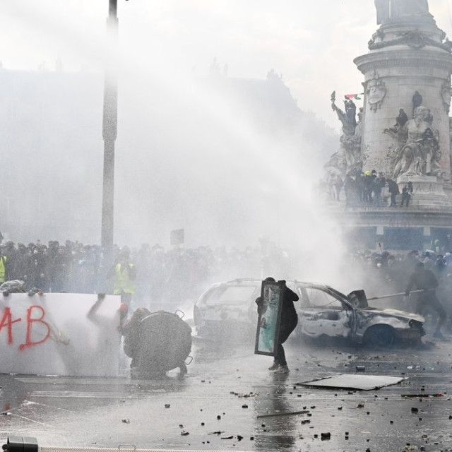 «Φλέγεται» η Γαλλία: Μισό εκατ. στους δρόμους - Διαδηλωτής έχασε το χέρι του - Πυρπόλησαν κτίριο