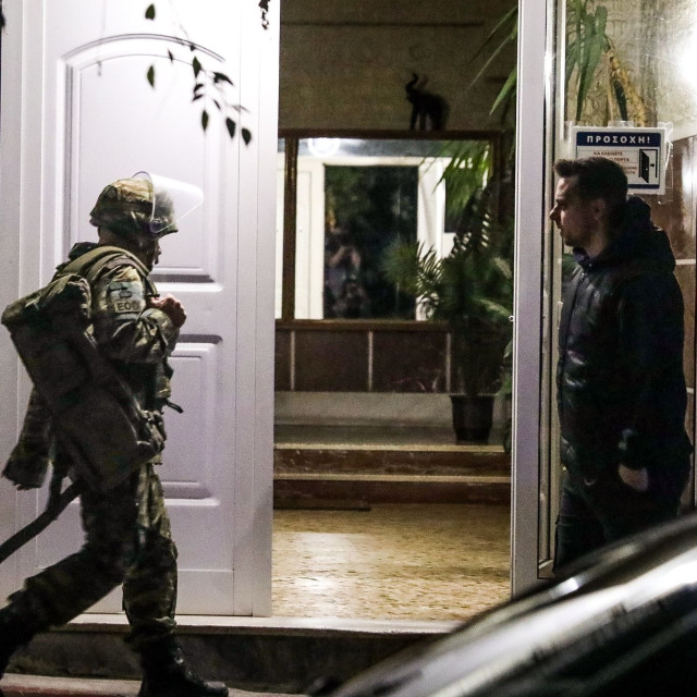 Συναγερμός στη Νίκαια: Εντοπίστηκαν χειροβομβίδες και όπλο σε δώμα ταράτσας, επί τόπου το ΤΕΝΞ