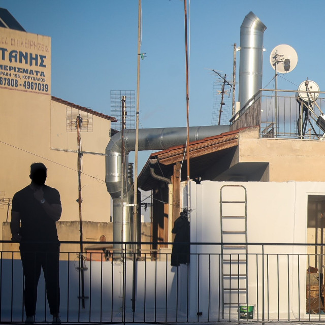 Συναγερμός στη Νίκαια: Εντοπίστηκαν χειροβομβίδες και όπλο σε δώμα ταράτσας, επί τόπου το ΤΕΝΞ