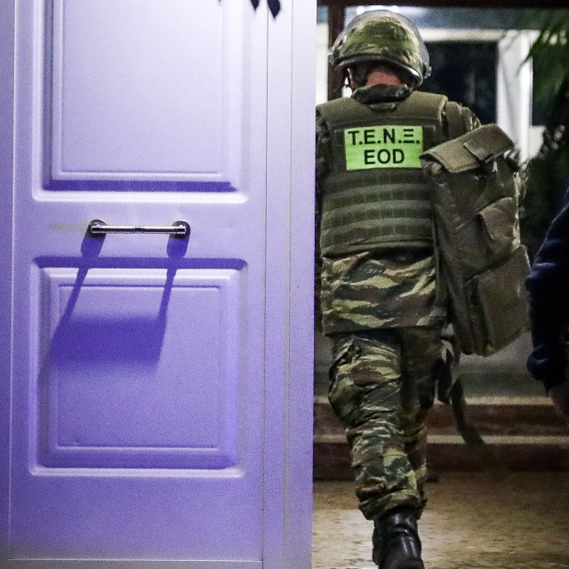 Συναγερμός στη Νίκαια: Εντοπίστηκαν χειροβομβίδες και όπλο σε δώμα ταράτσας, επί τόπου το ΤΕΝΞ