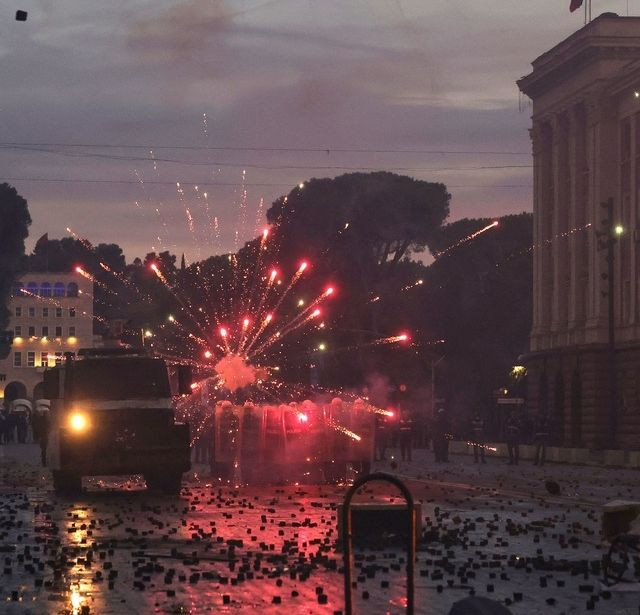 Χάος στην Αλβανία: Άγρια επεισόδια έξω από το πρωθυπουργικό μέγαρο - Φλεγόμενα οχήματα - Επίθεση στην πρεσβεία του Βατικανού