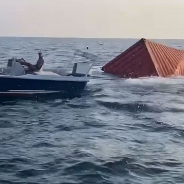 Απίστευτες εικόνες στα στενά του Ορμούζ: Ιρανοί... ψαρεύουν iPhone και αρώματα από κοντέινερ