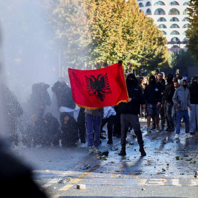 Αλβανία: Η Ευρωπαϊκή Επιτροπή καταδικάζει τη βία κατά τη διάρκεια των διαδηλώσεων στη χώρα