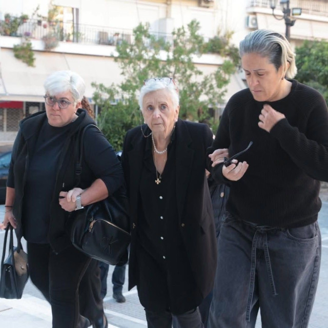 Γιώργος Μαζωνάκης: Συγκίνηση και θλίψη στο 40ήμερο μνημόσυνο του τραγουδιστή - Συγγενείς και θαυμαστές τον τιμούν στη Νίκαια