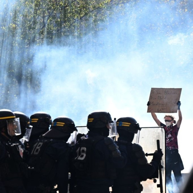 Γαλλία: Νέες συγκρούσεις στο Παρίσι - Λεηλασίες στη Μασσαλία - Πυρπολήθηκε το δημαρχείο της Λιμόζ