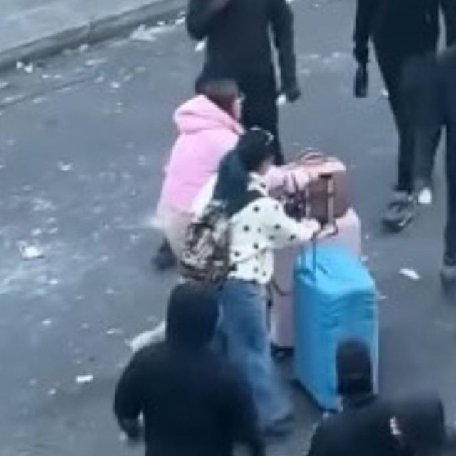 Παρίσι: Τουρίστριες εν μέσω δακρυγόνων ψάχνουν το ξενοδοχείο τους με τις βαλίτσες στα χέρια