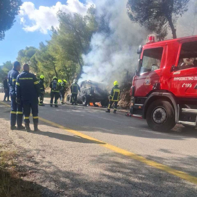 Φωτιά τώρα: Στις φλόγες τυλίχθηκε τζιπ στην Πάρνηθα - Καταστράφηκε ολοσχερώς το όχημα
