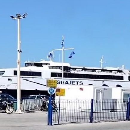 Πάρος: Καπετάνιος αποχαιρετά την τουριστική σεζόν με εντυπωσιακό ναυτικό χαιρετισμό