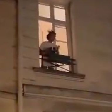 Η στιγμή που εξοργισμένος Παριζιάνος πετά καυτό νερό σε διαδηλωτές από το παράθυρό του