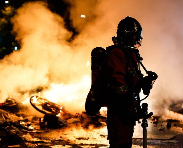 Πόλεμος κυβέρνησης – αντιπολίτευσης με φόντο τη Γαλλία: Η ατάκα Σδούκου στον Τσίπρα και η μάχη για το «μπάχαλο»