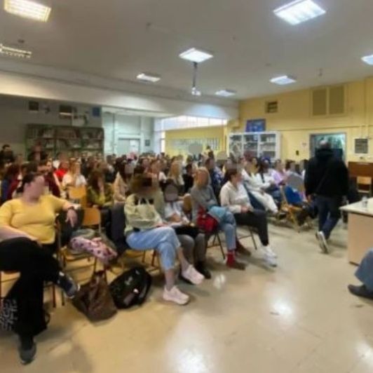Ηλιούπολη: Στους δρόμους γονείς και εκπαιδευτικοί μετά τον θάνατο της διευθύντριας του 2ου Γυμνασίου
