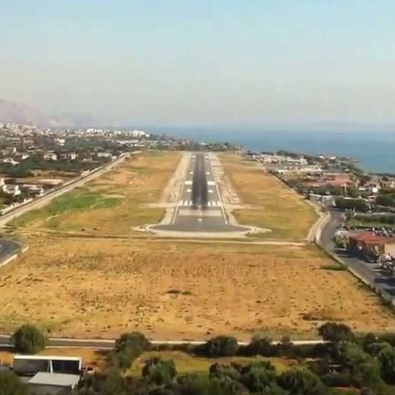 Χίος: Τετράμηνο «λουκέτο» στο αεροδρόμιο – Μεγάλη συγκέντρωση και «αγωνία για την επόμενη ημέρα»